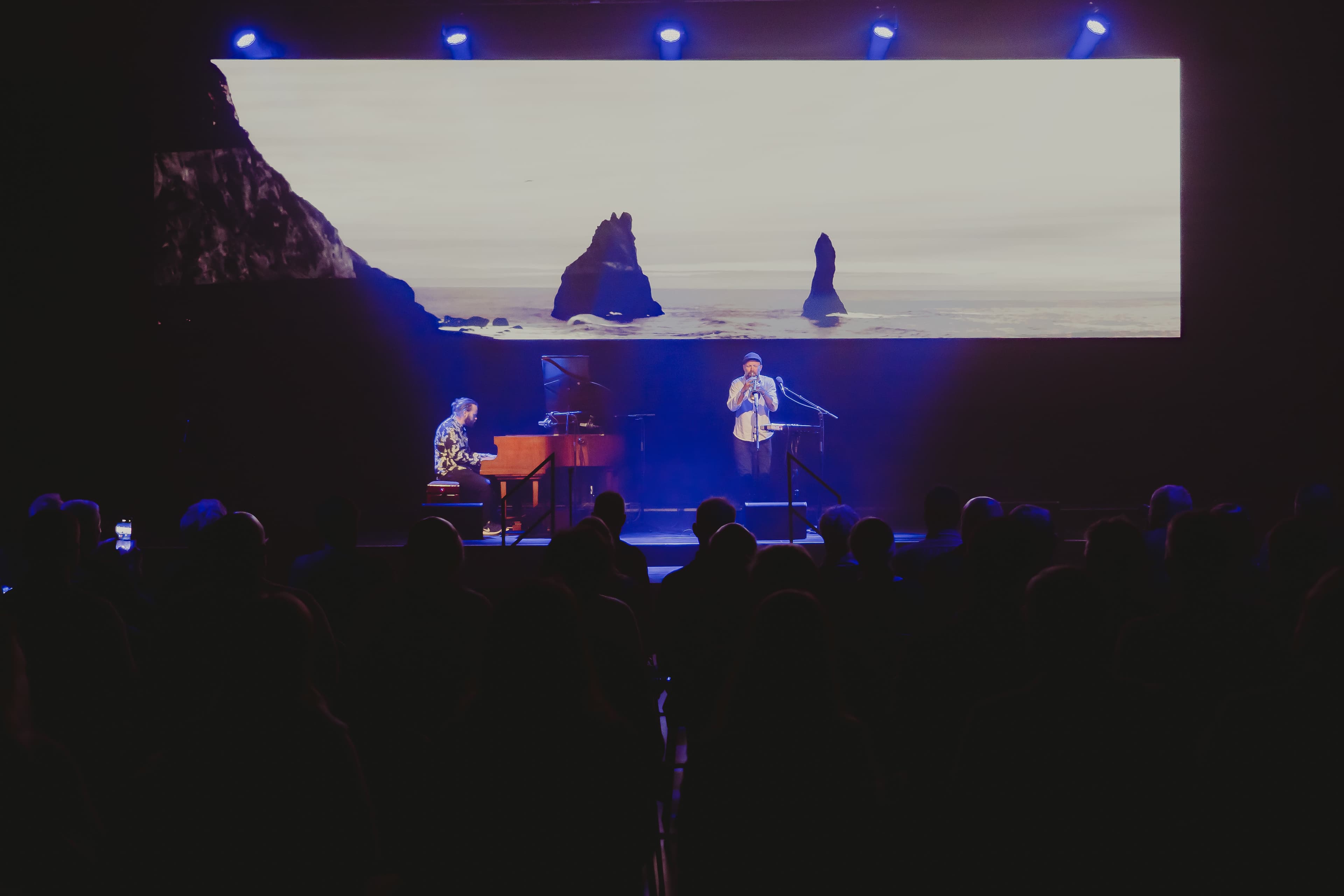 Konsert med artister på scenen i Storsalen, Bolstad Kulturgård