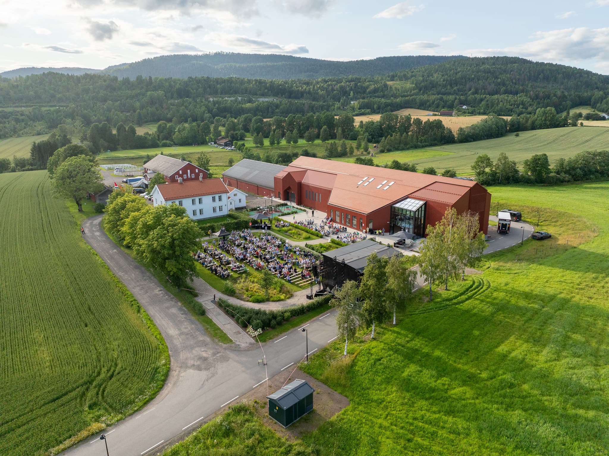 Bolstad Kulturgård — luftfoto over gårdstunet med nytt flerbruksbygg