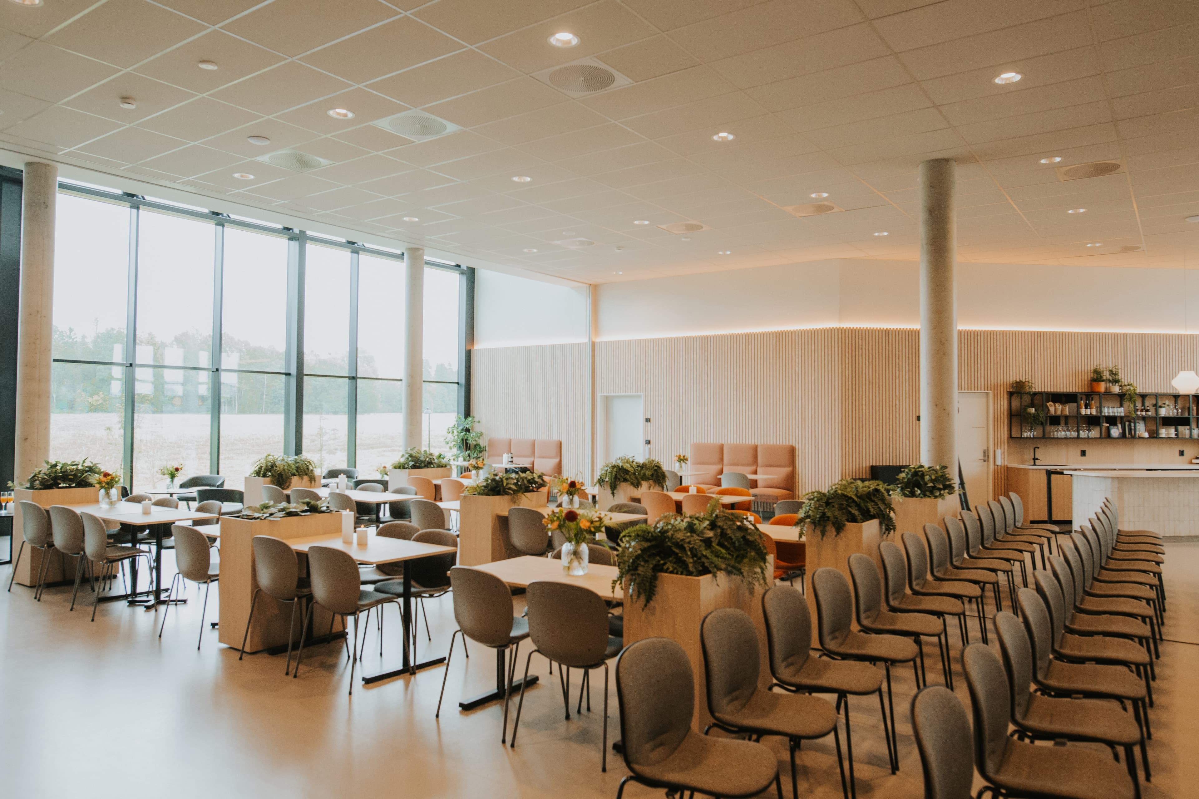 Gårdskafeen på Bolstad Kulturgård — lyst og hyggelig lokale