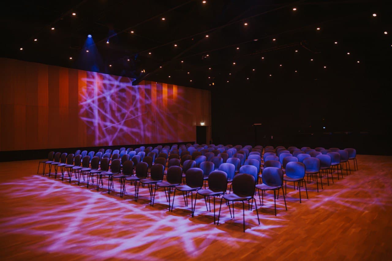 Storsalen på Bolstad Kulturgård — stor festsal med scene